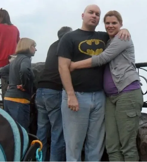 A képen az én imádott férjem, aki a kép készülte után meghalt.. De nézzék csak 1 év múlva mit hozott egy postás