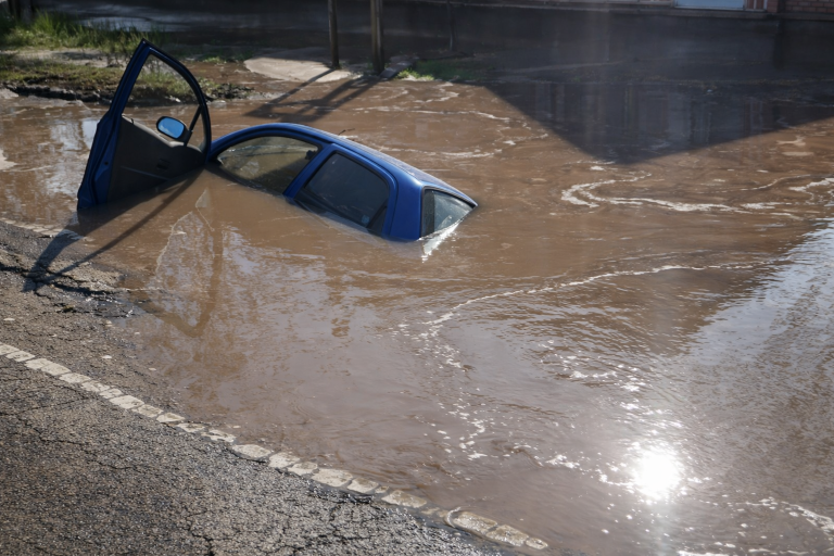 Hihetetlen! Beszakadt az úttest Budapesten, autót nyelt el a szakadék