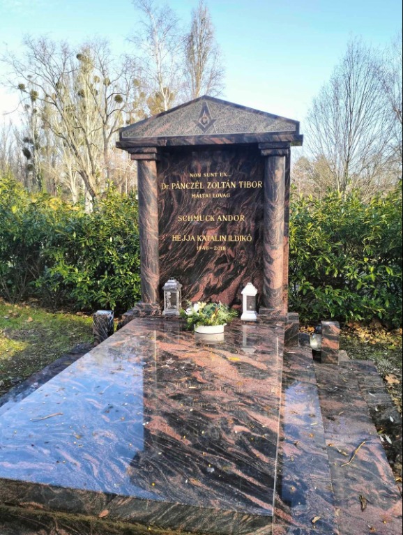 Megható, ahogy Schmuck Andor sírja kinéz
