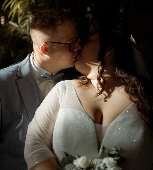 A gazdag férfi fogadásból elvette a duci lányt. De az esküvő napján...