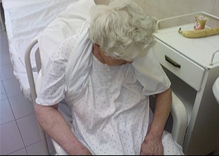 Lányai furcsa dolgokat észleltek, ezért bekamerázták anyjuk szobáját az idősek otthonában. Rémálom..