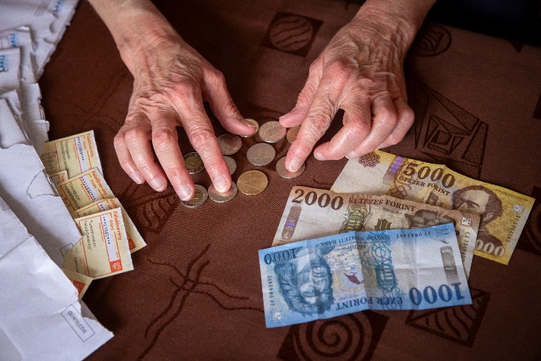 Hidegzuhany a nyugdíjasoknak – Tőlük vonja meg a kormány a 13. havi nyugdíjat