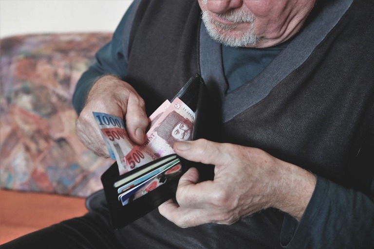 Kevesebb lesz-e a nyugdíjunk attól, ha segélyen is voltunk?