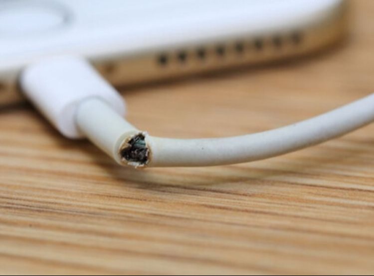 Kigyulladhat az okostelefonod, ha így töltöd