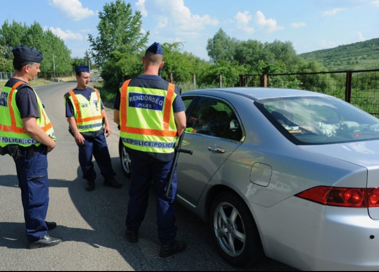 A sofőr fizethet, ha nincs bekötve az utas. Most kiderült, mikortól él az új szabály