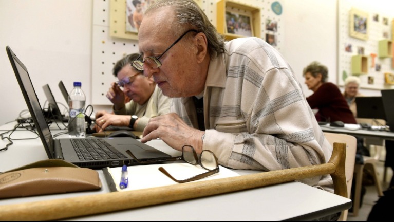 Most érkezett: Vizsgához kötnék az idősek internetezését – óriási felháborodás!