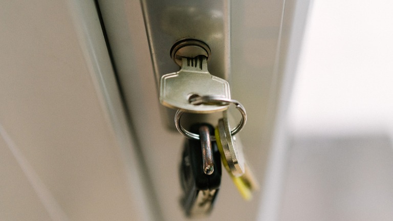 Elmondta a szakértő: nagy hibát követsz el, ha a zárban hagyod a kulcsot