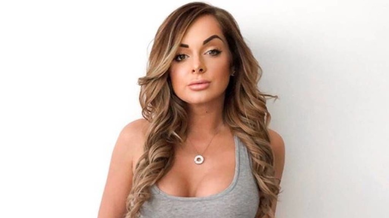 Igen, végre! Turi Xenia levetkőzött: rózsaszín, tangás popsival kényezteti az országot – Fotó