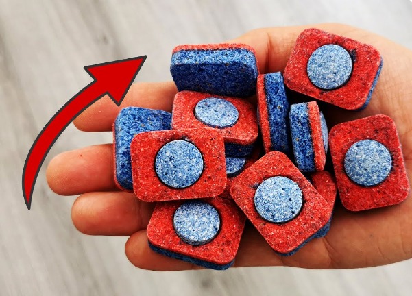 Az anyósom megveszi ezeket a tablettákat, úgy hogy nincs mosogatógépe. Ezért: