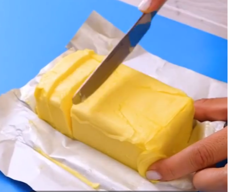 5 éve kilószámra falja a vajat egy nő, megdöbbentő változás történt testében