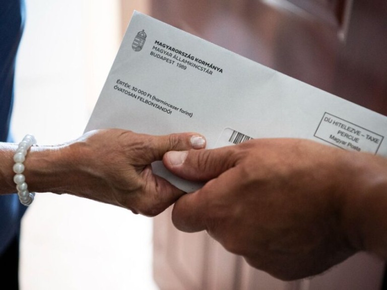 Nyugdíjas igazolvány 2026-tól: ezt bukhatja el, aki nem figyel oda időben