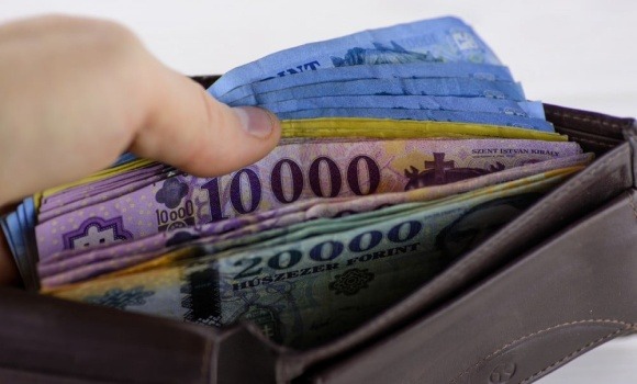Hivatalos! Ennyi pénzt kell február 1.-től fizetni azoknak, akiknek van jogosítványuk