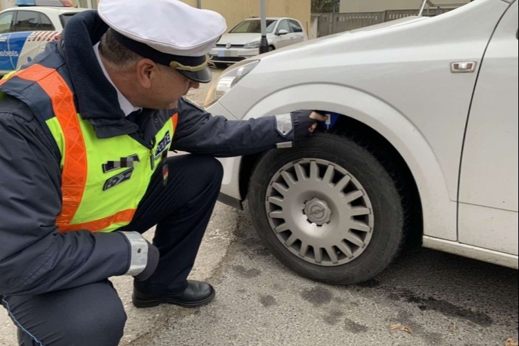 Ezt kevesen tudják: komoly összeget fizethetsz, ha továbbra is téli gumival vezetsz