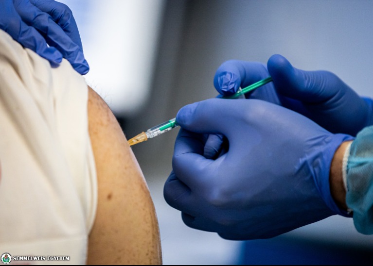 Fény derült a covid vakcinák mellékhatásaira! A tudósok felfedték a titkot